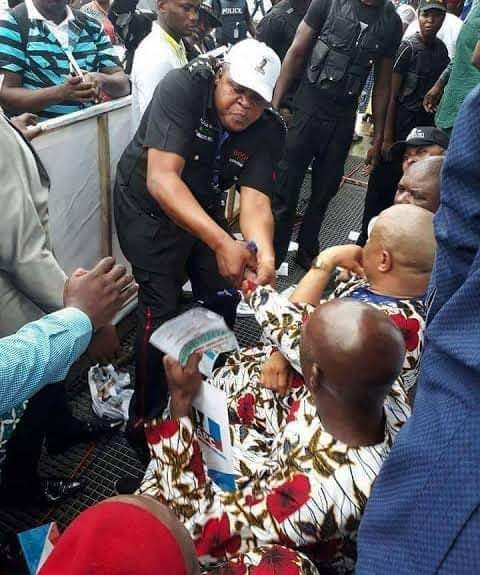 Frank Onwumere,captured in camera,manhandling Dr Hilary Eke during 2018 APC national convention,held in Abuja.