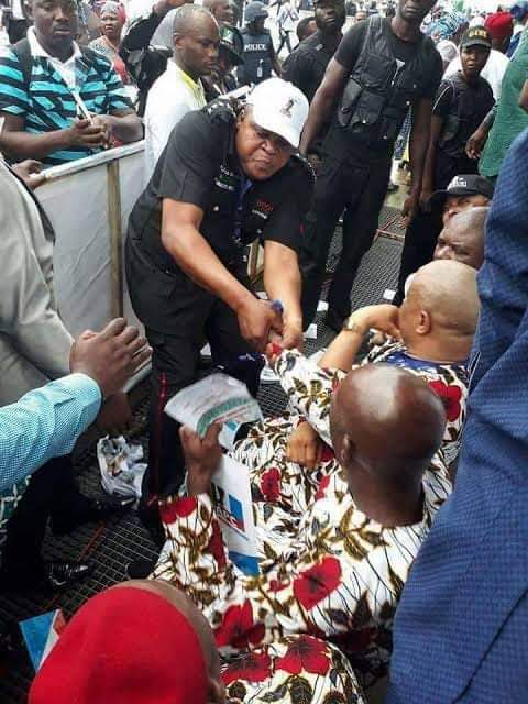 Frank Onwumere,captured in camera,manhandling Dr Hilary Eke during 2018 APC national convention,held in Abuja.