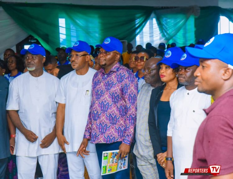 Rt.Hon Ugonna Ozurigbo(Middle),flanked by Resource persons and participants during event held in Owerri, recently.