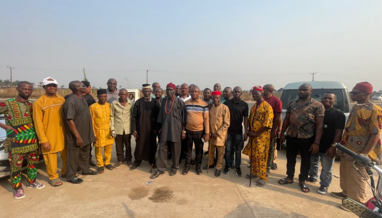 Elders and youths of Mboke Dindi Ihiagwa after their meeting, recently.