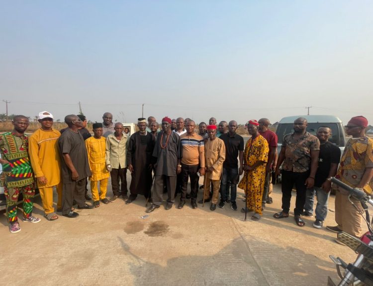 Elders and youths of Mboke Dindi Ihiagwa after their meeting, recently.